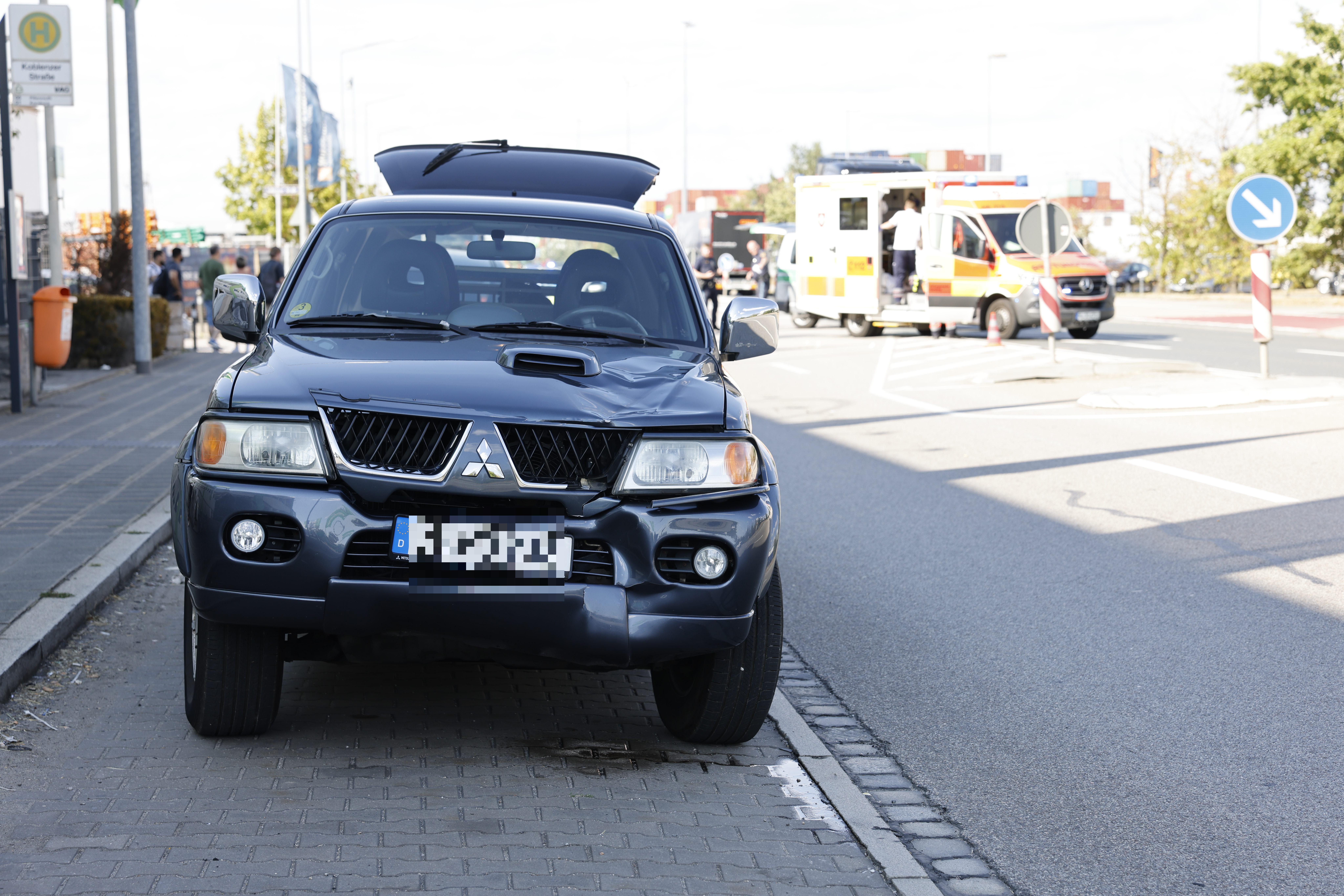 Gegen 16.10 Uhr war eine 72-Jährige mit ihrem Mitsubishi auf der Hamburger Straße in südlicher Richtung unterwegs. Laut Pressemitteilung der Polizei trat im Bereich der Koblenzer Straße dann der 18-Jährige "unvermittelt" auf die Straße, um diese zu überqueren.