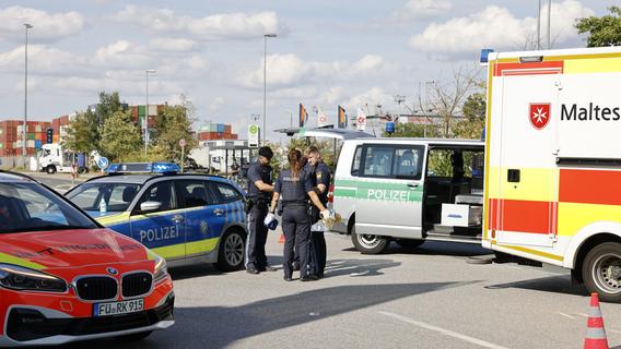 18-Jähriger in Nürnberg von Auto frontal erfasst und schwer verletzt - Polizei sucht Zeugen