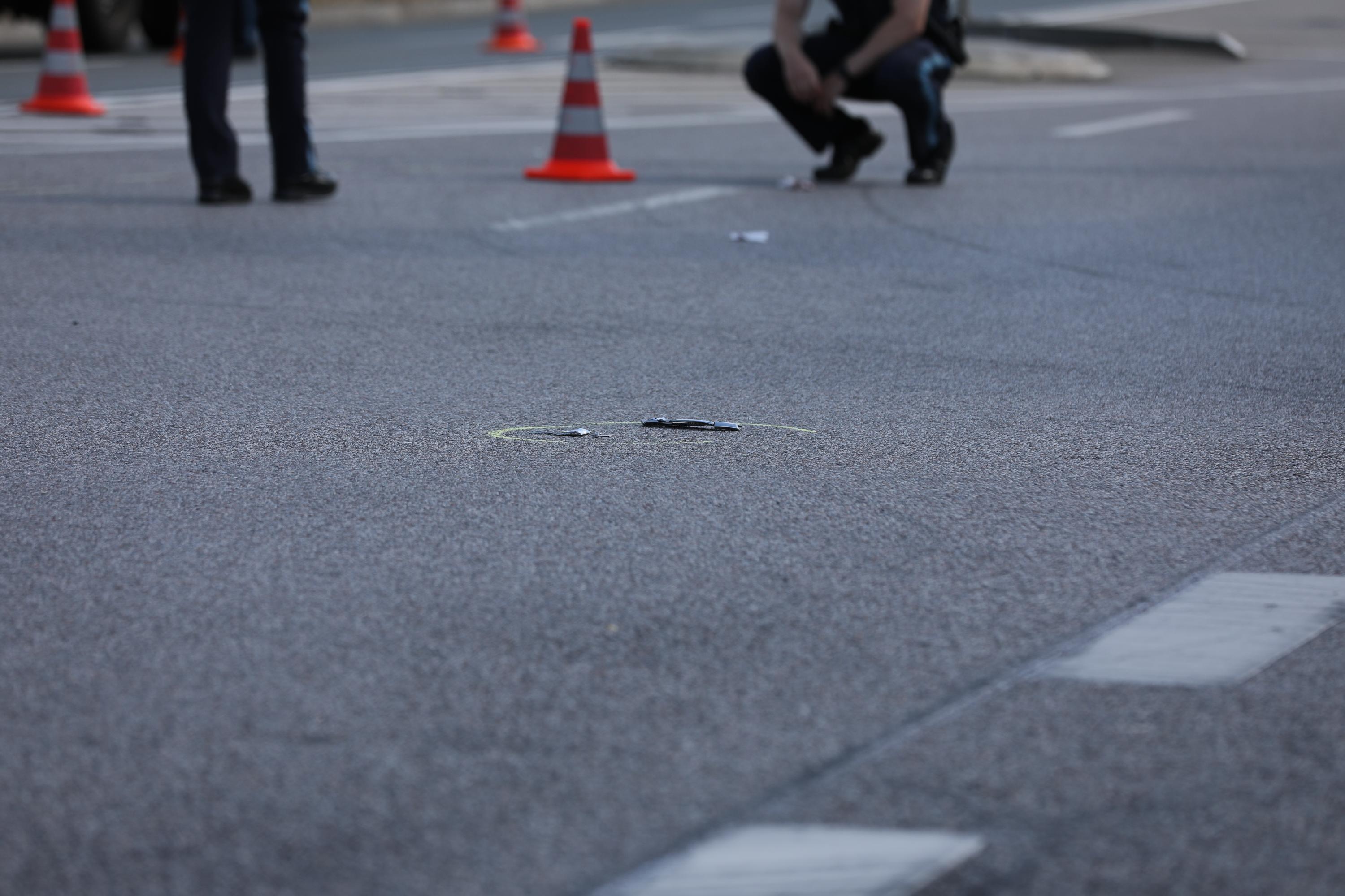 Ein Gutachter unterstützte die Beamten bei der Klärung der genauen Unfallursache.