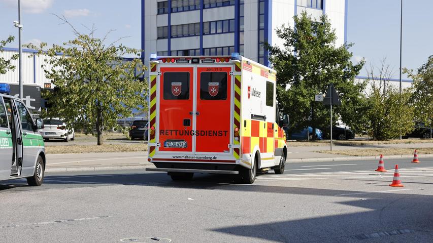 18-Jähriger in Nürnberg von Auto frontal erfasst und schwer verletzt - Polizei sucht Zeugen