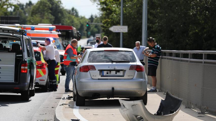 Unfall in Nürnberg zwischen PKW und Linienbus: Fahrgast stürzt in Bus
