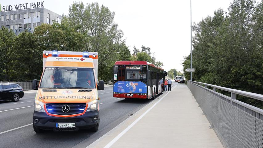 Unfall in Nürnberg zwischen PKW und Linienbus: Fahrgast stürzt in Bus