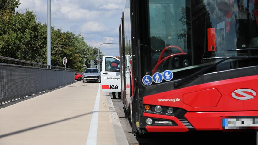 Unfall in Nürnberg zwischen PKW und Linienbus: Fahrgast stürzt in Bus