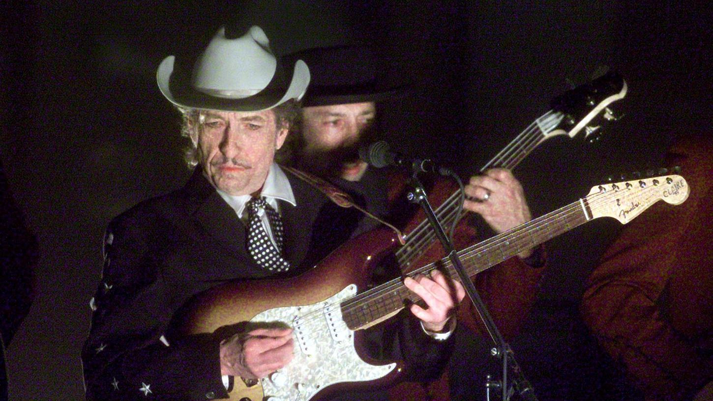 Mit seiner E-Gitarre schrieb Bob Dylan die Musikgeschichte neu - zuvor spielte er meistens auf der akustischen Variante.