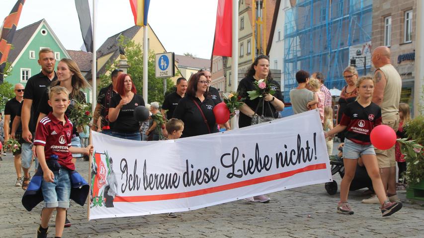Die Gruppe der Rother Club-Fans war mit Banner erschienen: "Ich bereue diese Liebe nicht", hieß es darauf. Eine winkende Anhängerin des 1. FC Nürnberg durfte sich über einen kleinen Blumenstrauß freuen.