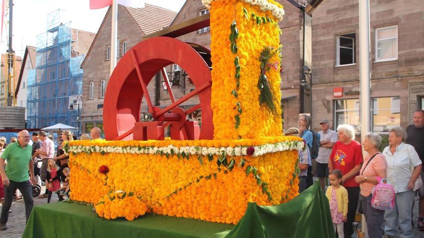 Jahr für Jahr bereichert auch der Obst- und Gartenbauverein den Festzug mit einem bunten Blumenwagen.