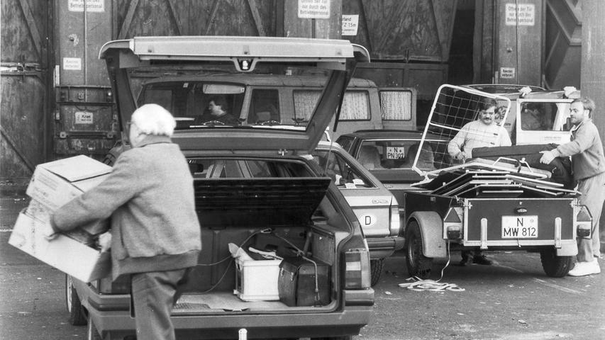 Ein Blick in die 80er Jahre: Privatleute liefern ihren Sperrmüll an der (alten)
 Müllverbrennungsanlage in Nürnberg, der sogenannten Mülloper selbst an. Nicht selten kommt es zu dort zu einem Verkehrschaos.