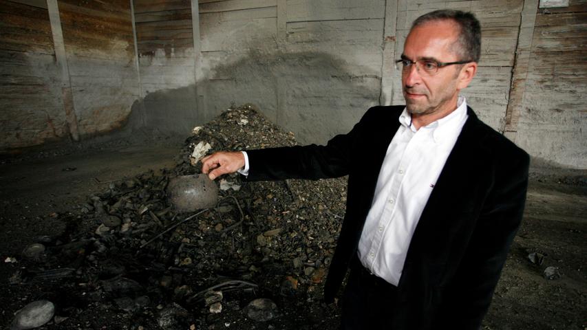 Reinhard Arndt, zweiter Werkleiter des Abfallwirtschaftbetriebs der Stadt Nürnberg, zwischen den Resten des verbrannten Materials in der Müllverbrennungsanlage.