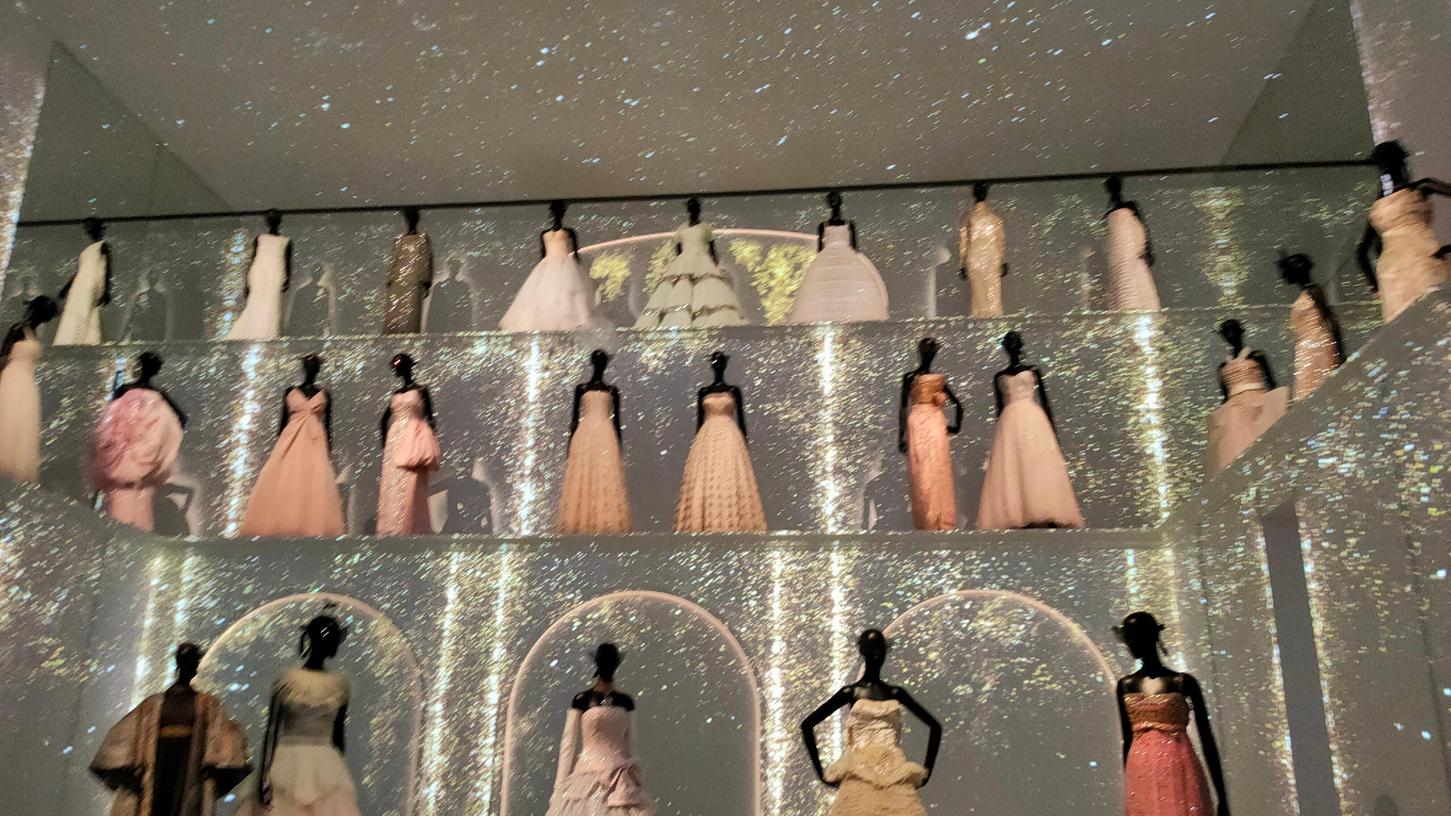 Blick in die sehenswerte Schau in der Pariser Galerie Dior.
Blick in die sehenswerte Schau in der Pariser Galerie Dior.