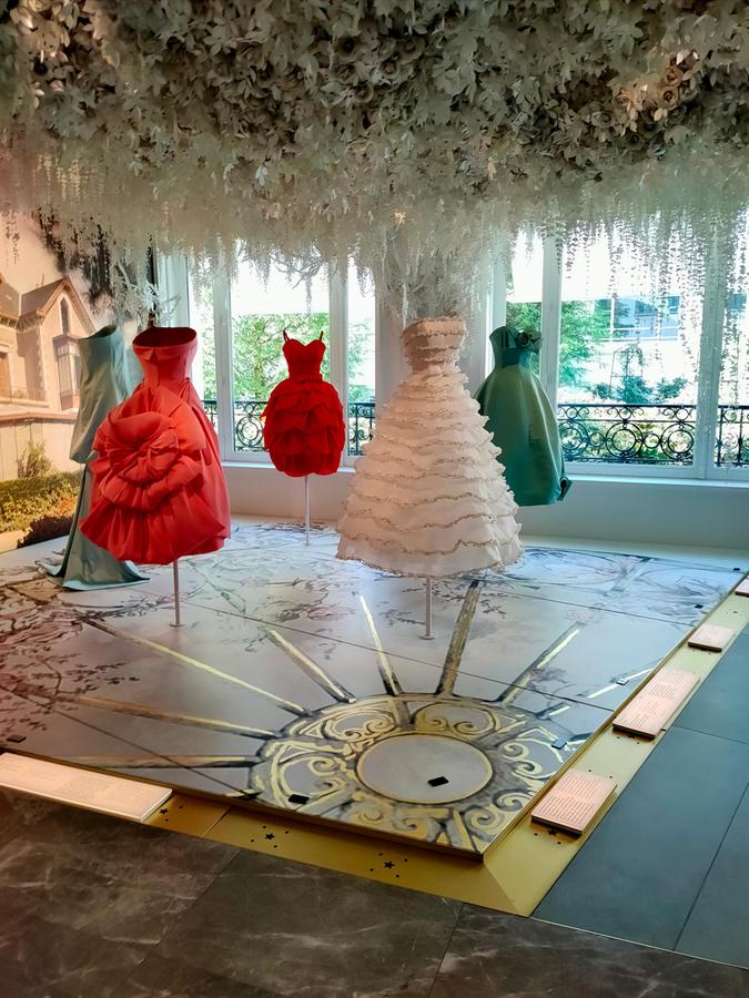 Haute Couture par excellence: Ausstellungsstücke aus der Dior-Werkstatt.
Haute Couture par excellence: Ausstellungsstücke aus der Dior-Werkstatt.