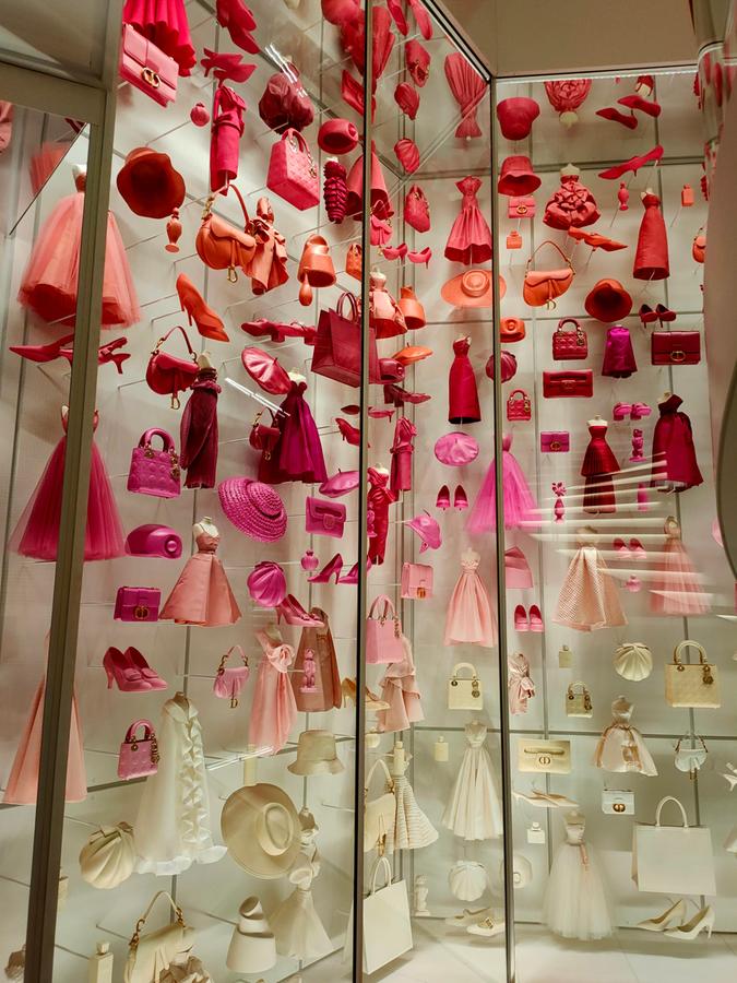 Hommage an den großen Modeschöpfer: Kleine Roben und Accessoires scheinen in der Luft zu schweben.
Hommage an den großen Modeschöpfer: Kleine Roben und Accessoires scheinen in der Luft zu schweben.