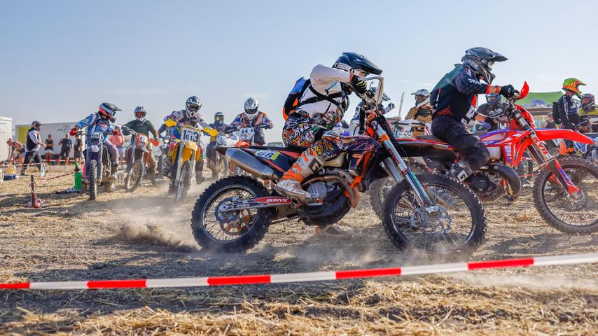 Vollgas, Staubwolken und tückische Prüfungen: Enduro-Spektakel in der Nähe von Bad Windsheim Vollgas, Staubwolken und tückische Prüfungen: Enduro-Spektakel in der Nähe von Bad Windsheim