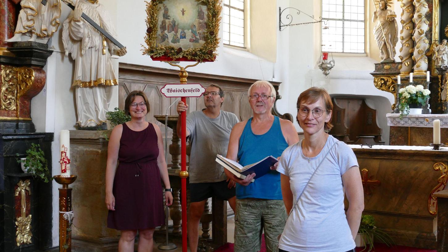 Die Waischenfelder können nun auf 40 Jahre Wallfahrt zurückblicken. Koordinatorin Karin Söllner, Alfons Richter, Kilian Knörl und Michaela Richter sind ein Teil der Gruppe, die jährlich Aufgaben übernehmen, damit die zweitägige Vierzehnheiligenwallfahrt reibungslos klappt.