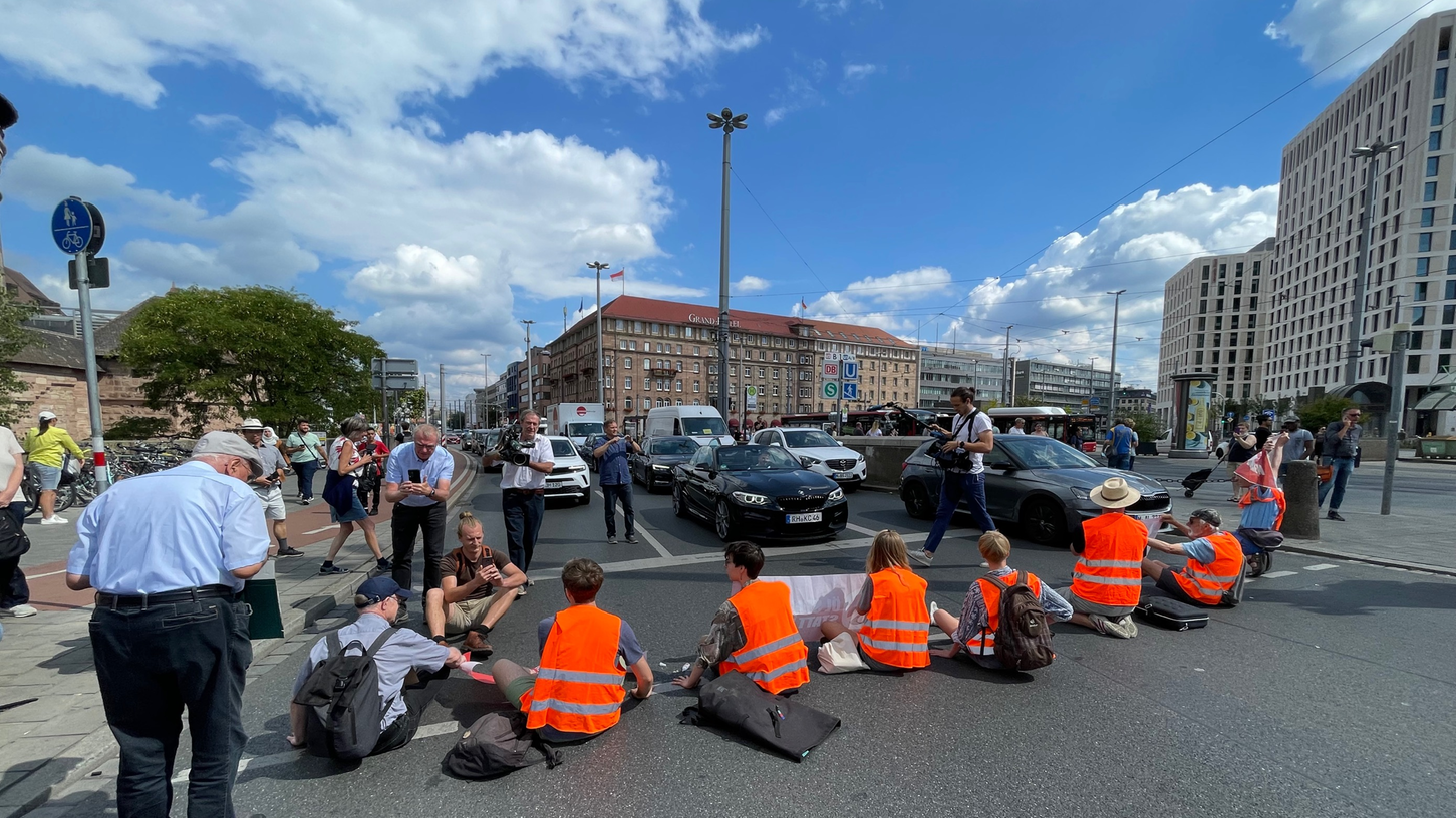 Am 16. August 2022 klebten sich Klima-Aktivisten vor den Nürnberger Hauptbahnhof und brachten damit den Verkehr zum Stillstand. Einige von ihnen müssen sich jetzt wegen Nötigung vor dem Amtsgericht verantworten.