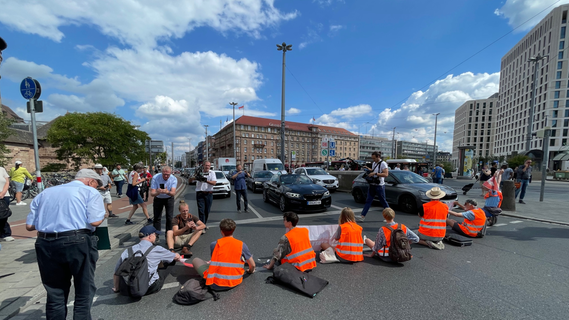Aktivisten kleben sich fest: Klima-Protest löst Chaos in Nürnbergs Innenstadt aus