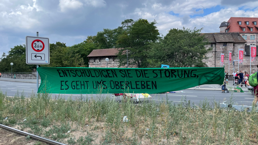Klima-Protest vor dem Nürnberger Hauptbahnhof: Aktivisten kleben sich auf Straße und lösen Chaos aus