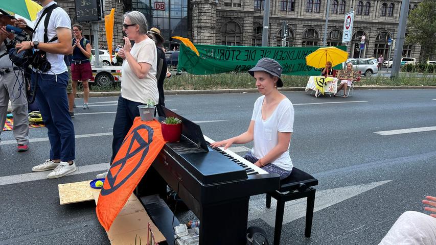 Klima-Protest vor dem Nürnberger Hauptbahnhof: Aktivisten kleben sich auf Straße und lösen Chaos aus