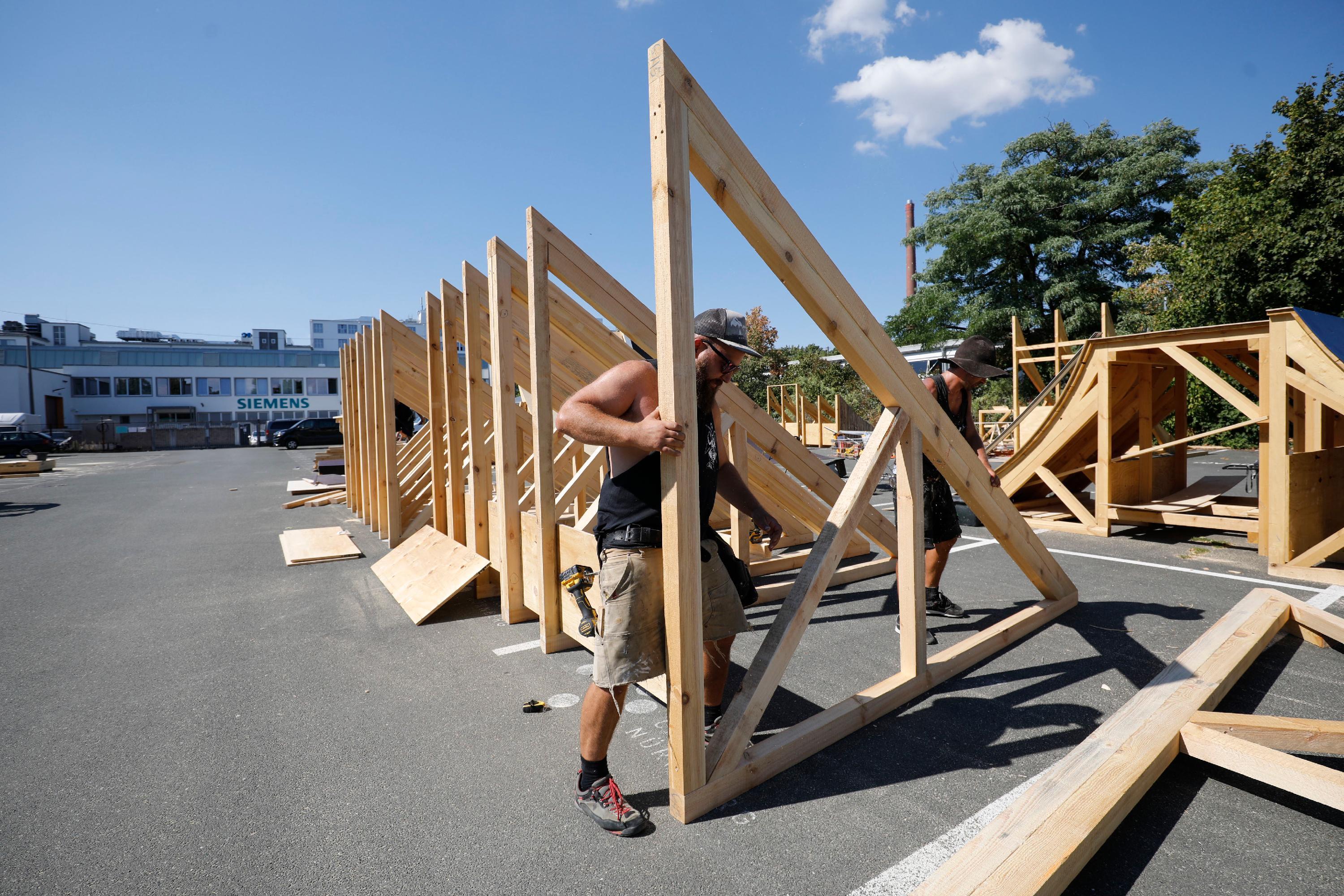 Philipp Engelhardt und Robert Golz bauen an den Rampen. Die übermannshohen hölzernen Dreiecke bilden den Unterbau der Schanzen.