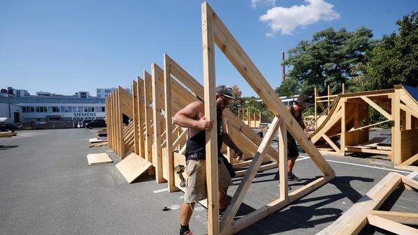 Philipp Engelhardt und Robert Golz bauen an den Rampen. Die übermannshohen hölzernen Dreiecke bilden den Unterbau der Schanzen.