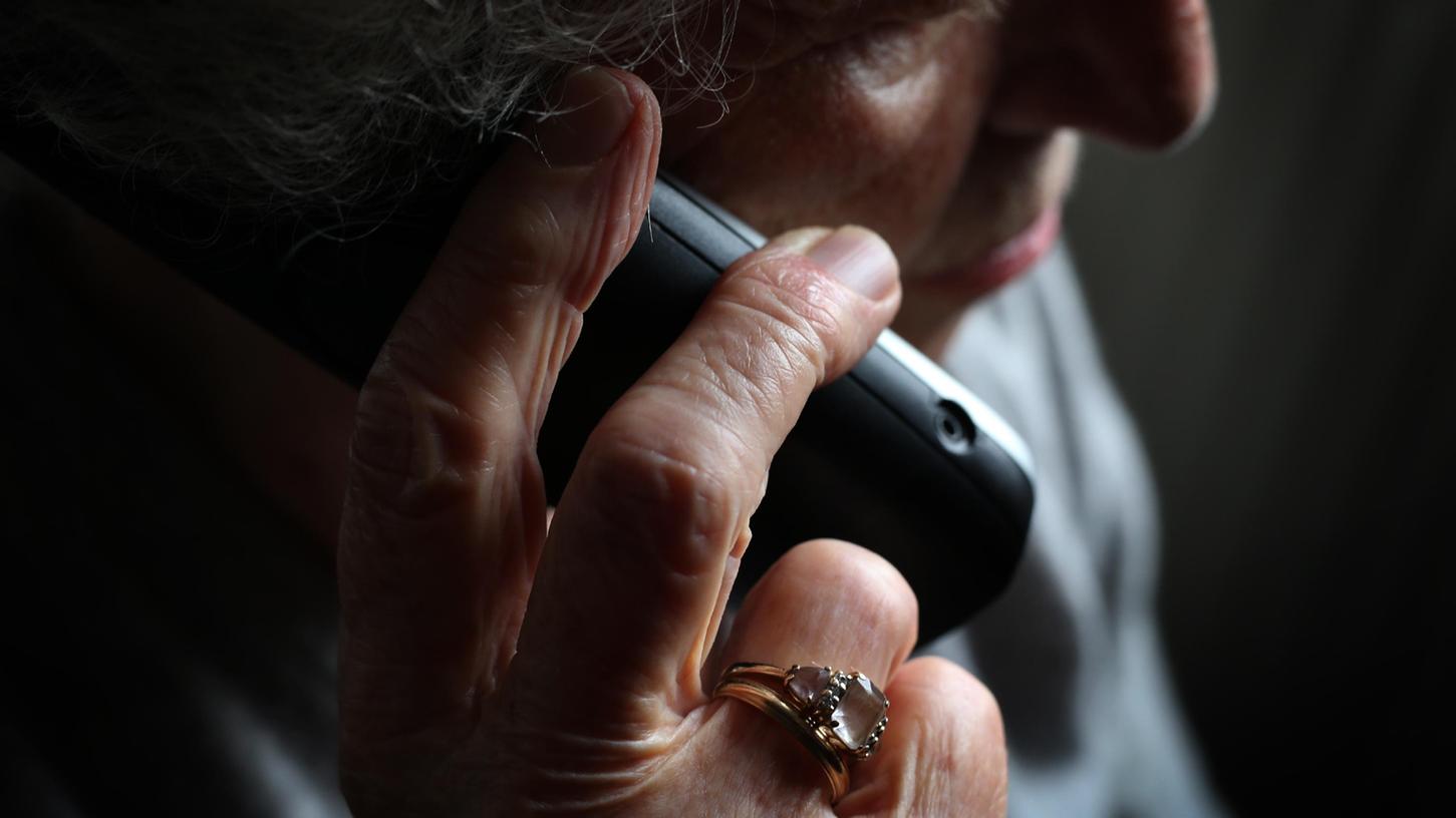 Die Zahl der Telefonbetrüger wird deutlich größer: So stiegen laut Polizeipräsidium oberfrankenweit die angezeigten Betrugsversuche über Schockanrufe im Jahr 2021 von 41 auf 693 Fälle an.
Die Zahl der Telefonbetrüger wird deutlich größer: So stiegen laut Polizeipräsidium oberfrankenweit die angezeigten Betrugsversuche über Schockanrufe im Jahr 2021 von 41 auf 693 Fälle an.