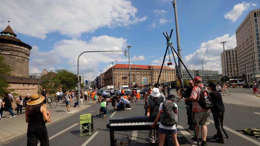 Foto: Eduard Weigert

Sitzblockade Straßensperre Demo Zukunft Klima am Hauptbahnhof