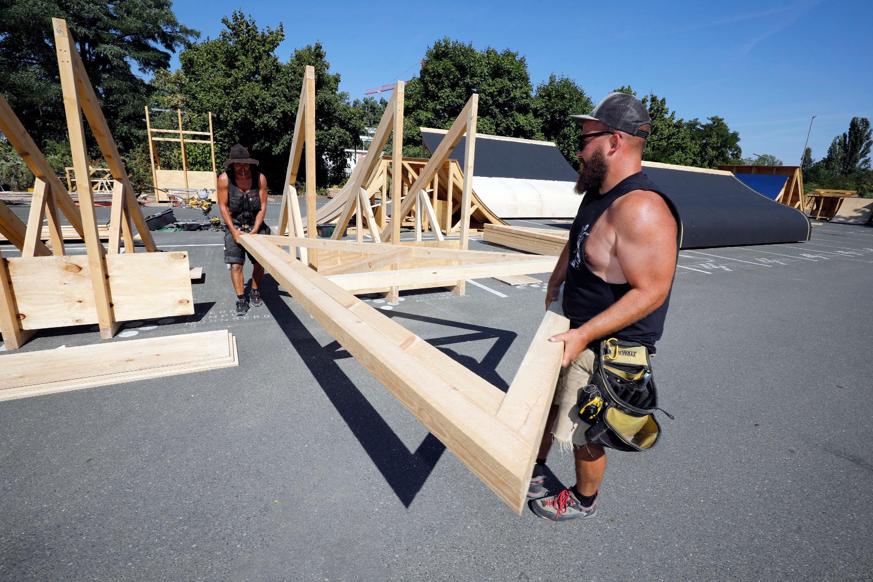 Ein Team aus rund zehn Mann ist täglich im Einsatz auf dem Parkplatz-Areal an der Muggenhofer Straße. Die Schanzen werden hier vorgebaut und später, in mehrere Teilen zerlegt, in die Nürnberger Altstadt transportiert.