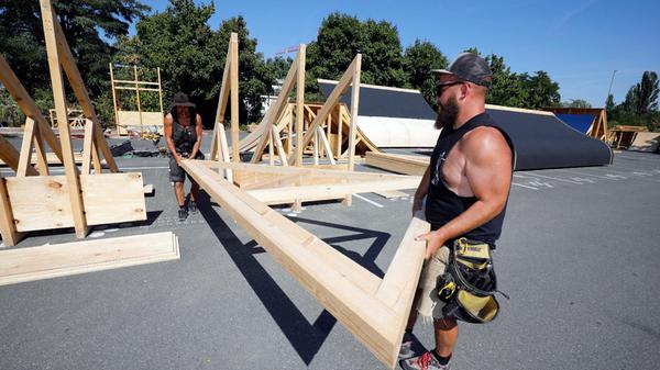 Ein Team aus rund zehn Mann ist täglich im Einsatz auf dem Parkplatz-Areal an der Muggenhofer Straße. Die Schanzen werden hier vorgebaut und später, in mehrere Teilen zerlegt, in die Nürnberger Altstadt transportiert.