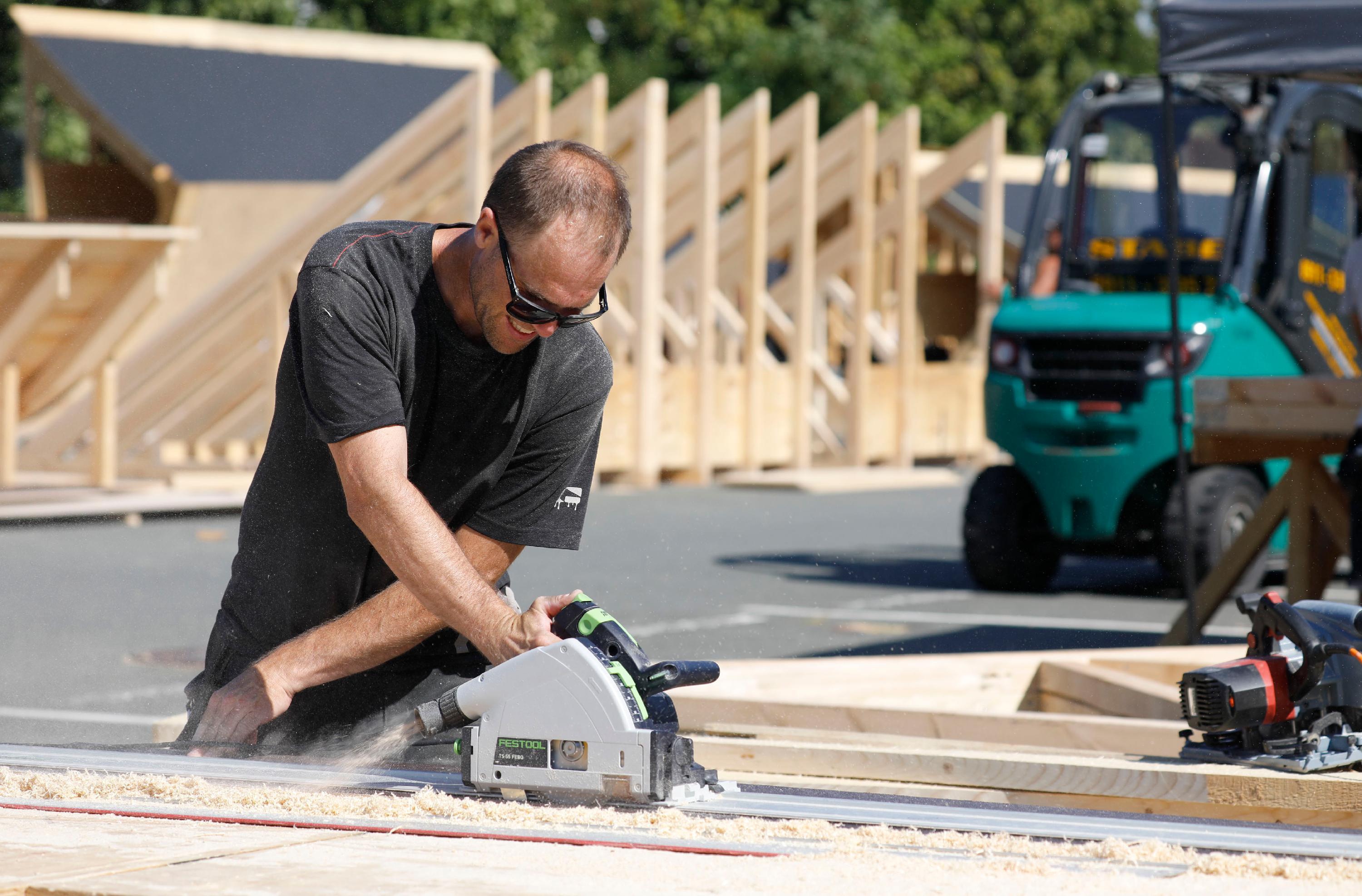 Janno Schüssel an der Säge: Es muss alles millimetergenau passen, sonst kann es für die Biker bei ihren tollkühnen Stunts gefährlich werden.