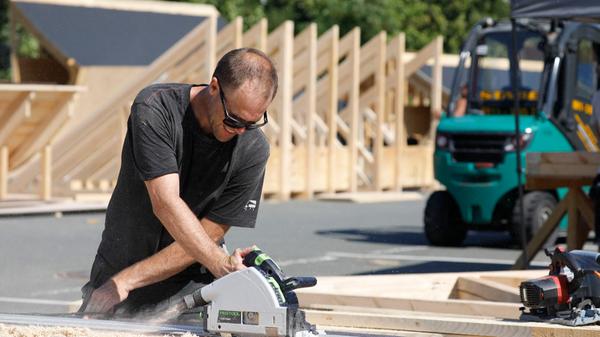 Janno Schüssel an der Säge: Es muss alles millimetergenau passen, sonst kann es für die Biker bei ihren tollkühnen Stunts gefährlich werden.