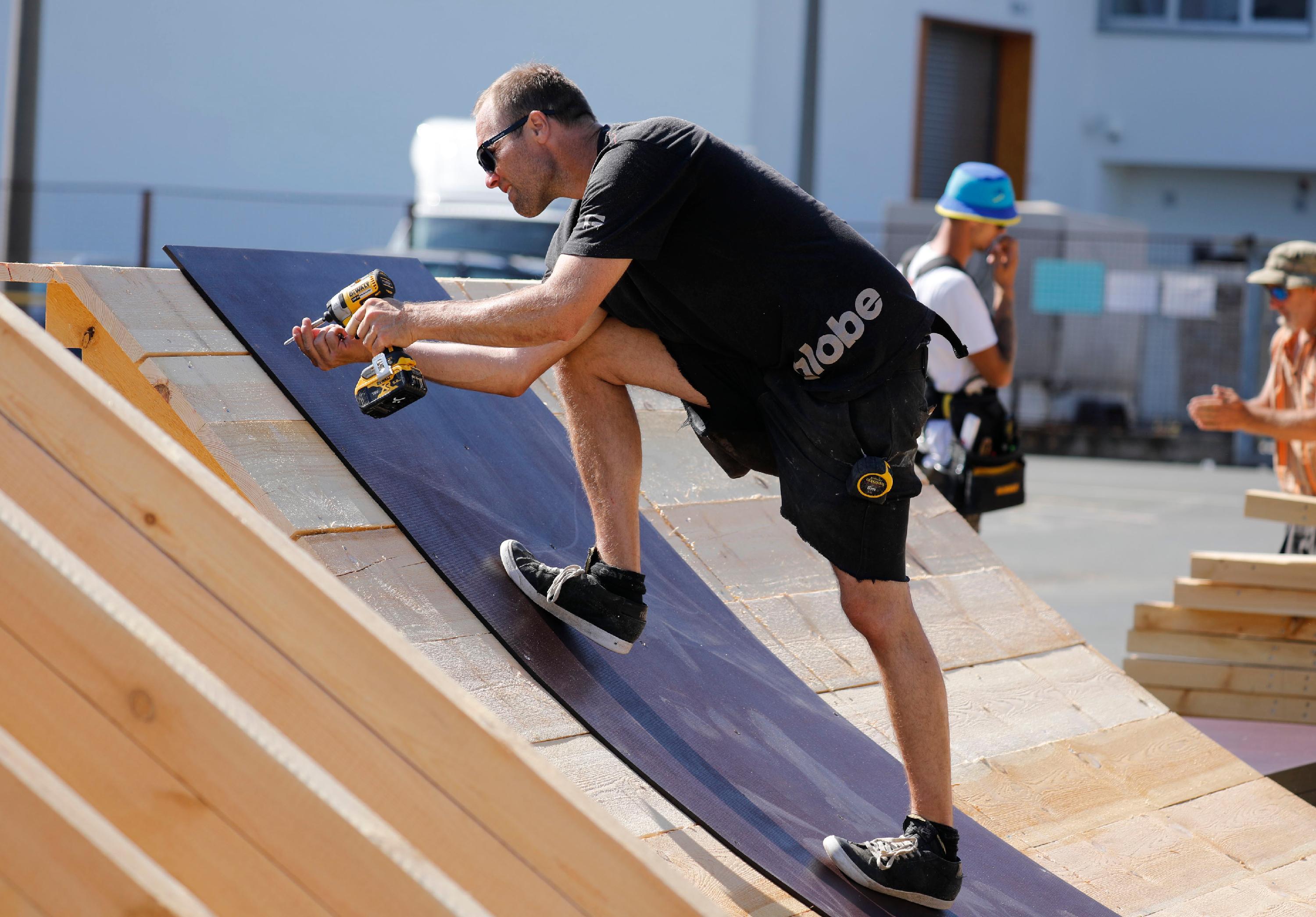 Hier montiert er eine Siebdruck-Platte auf die Rampe, für einen besseren Grip.