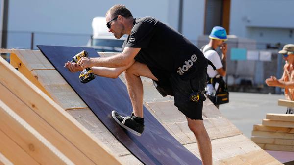 Hier montiert er eine Siebdruck-Platte auf die Rampe, für einen besseren Grip.