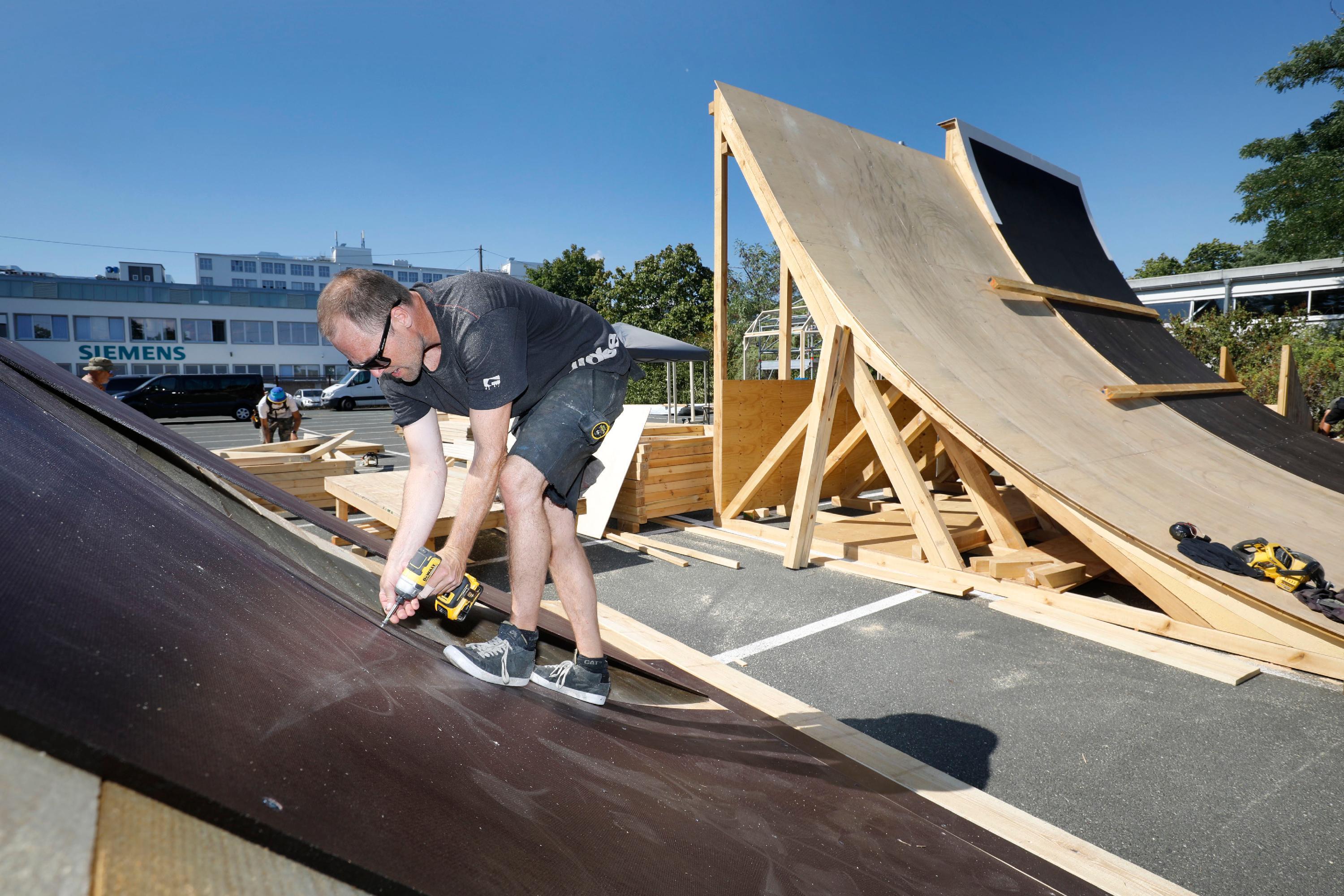 Im Hintergrund nehmen die Schanzen schon Gestalt an. Sie werden unter anderem am Sebalder Platz, an der Burg und am Hauptmarkt zum Einsatz kommen.