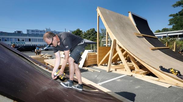Im Hintergrund nehmen die Schanzen schon Gestalt an. Sie werden unter anderem am Sebalder Platz, an der Burg und am Hauptmarkt zum Einsatz kommen.