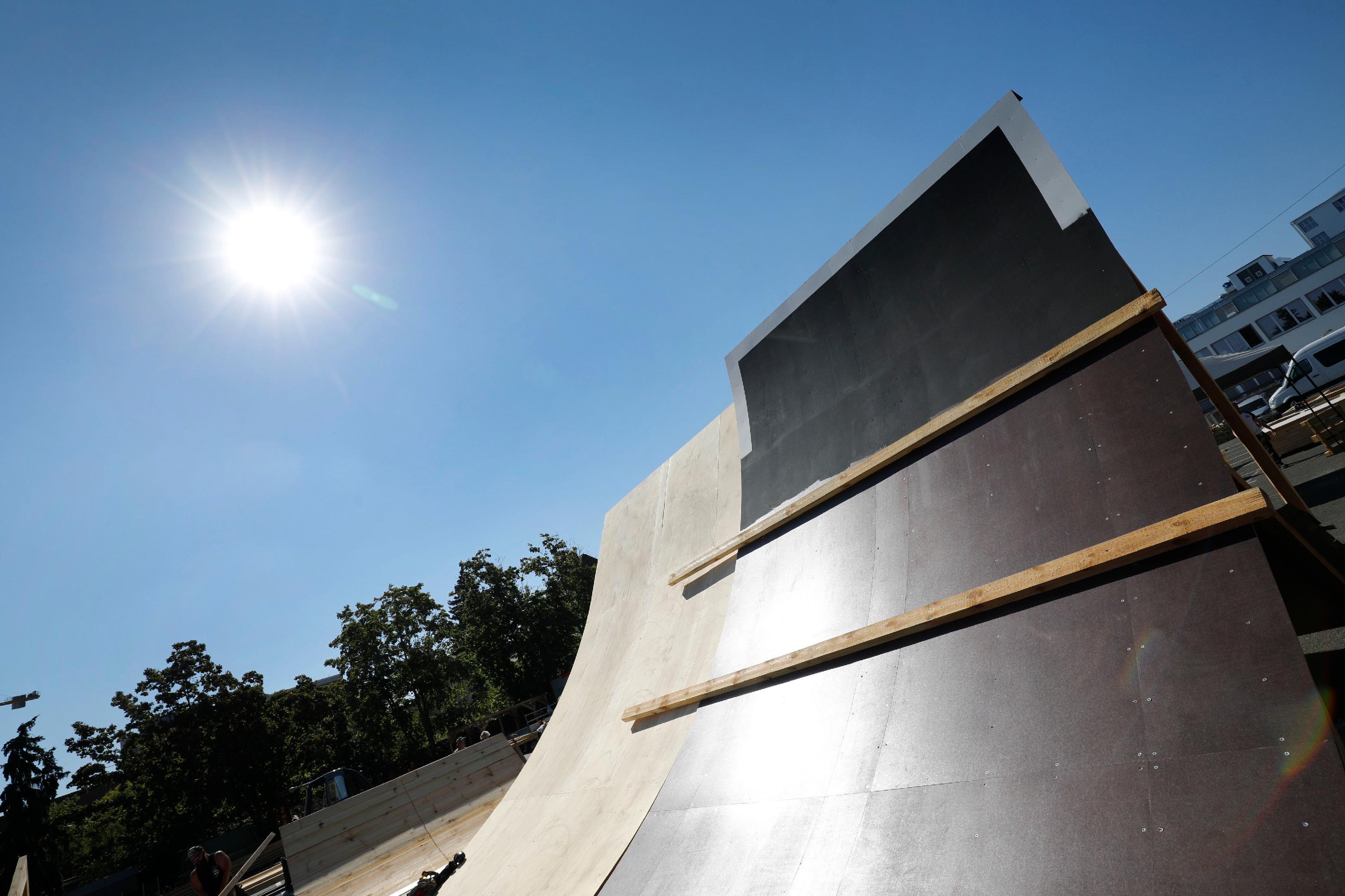 Hier bekommt man schon eine Ahnung, wie schwindelerregend hoch die Schanzen des District Ride zum Teil sind. Sie werden in fünf Bezirken in der Altstadt aufgebaut.