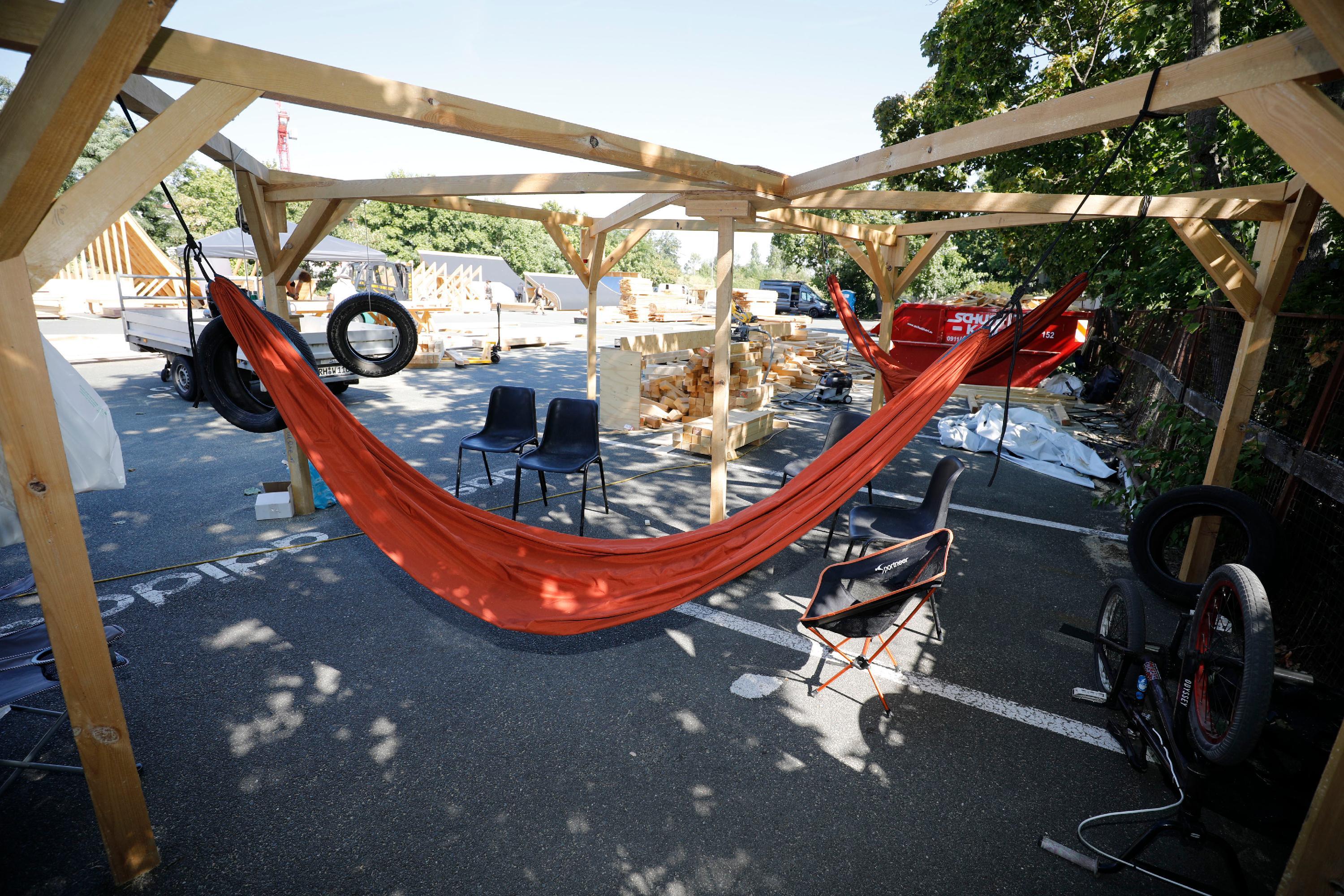 Das Hängematten-Camp wird immer als erstes aufgebaut. Denn wer unter gleißender Sonne arbeitet, braucht in der Pause dringend ein schattiges Rückzugs-Eckchen.