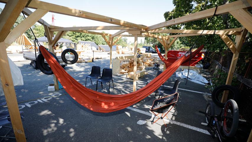 Das Hängematten-Camp wird immer als erstes aufgebaut. Denn wer unter gleißender Sonne arbeitet, braucht in der Pause dringend ein schattiges Rückzugs-Eckchen.
