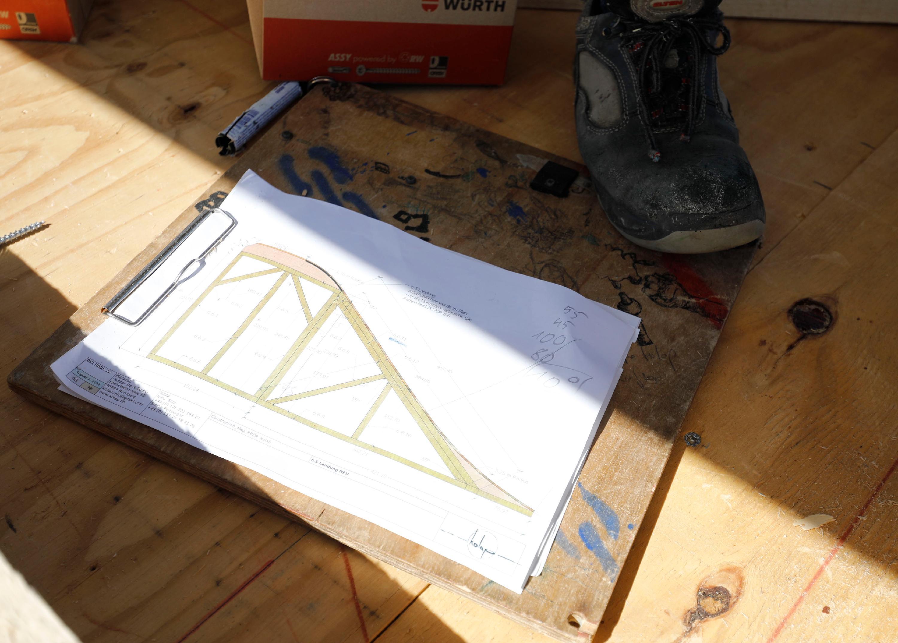 Alles läuft nach Plan: Die Zeichnungen für die Arbeiten des Tages werden morgens an die Schreiner und Zimmerleute verteilt.