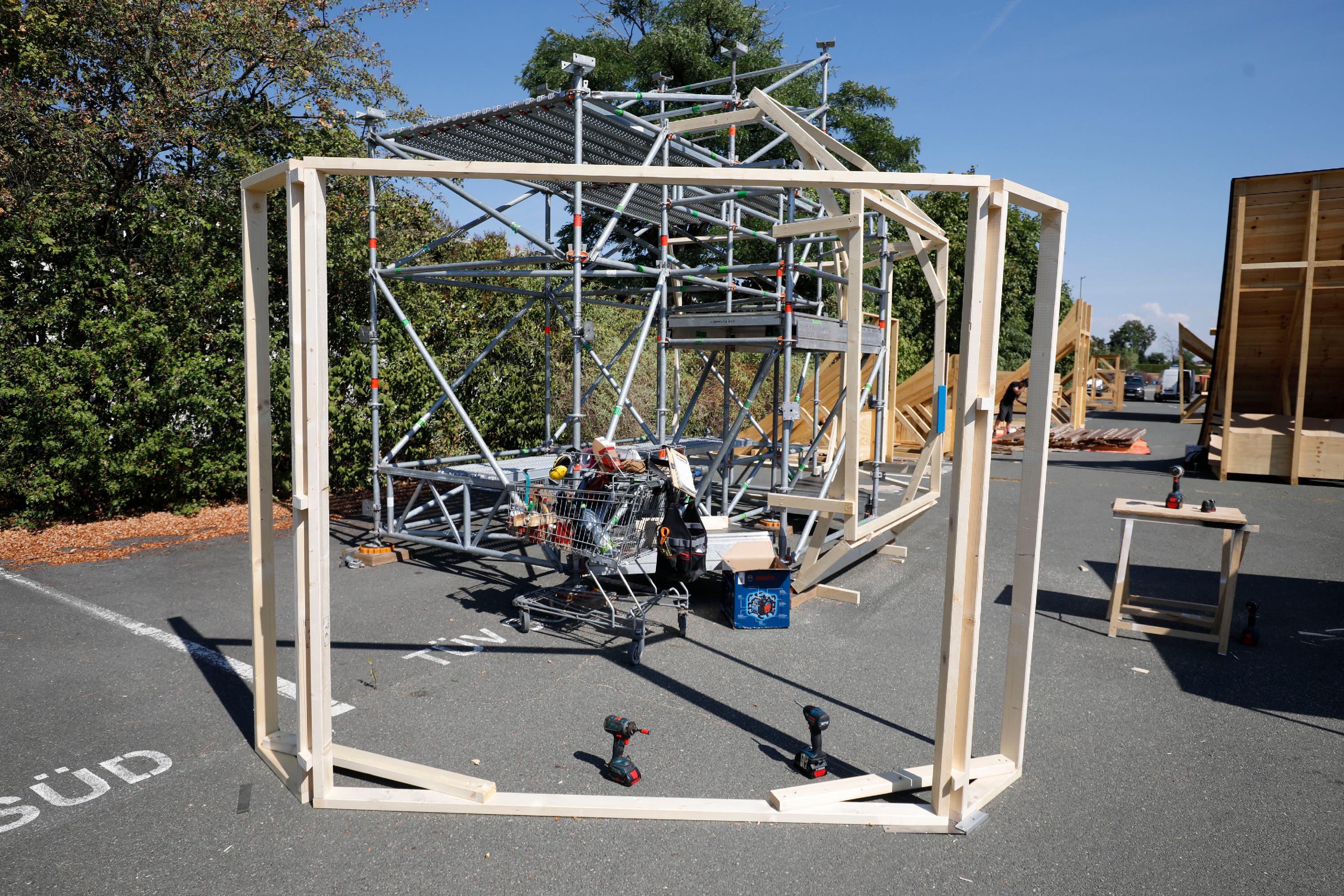 Ein Baustellen-Radio in XXL: Wenn es fertig ist, wird darin beim District Ride ein DJ auflegen. Weitere exklusive Infos zum Vorbau der Rampen und was nach der Veranstaltung mit den Hindernissen passiert, finden Sie im Artikel auf NN+