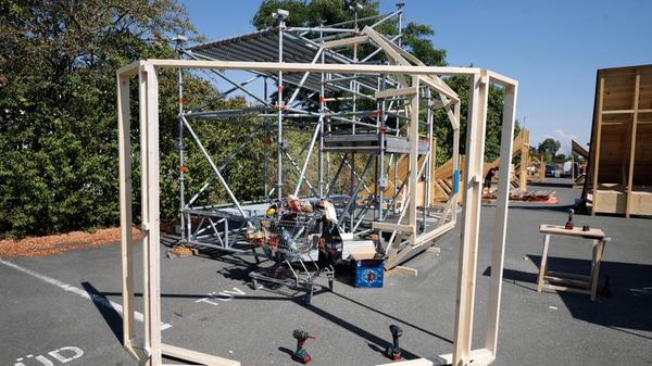 Ein Baustellen-Radio in XXL: Wenn es fertig ist, wird darin beim District Ride ein DJ auflegen. Weitere exklusive Infos zum Vorbau der Rampen und was nach der Veranstaltung mit den Hindernissen passiert, finden Sie im Artikel auf NN+