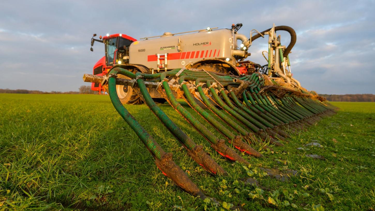 Ein Landwirt in Niedersachsen düngt sein Feld mit Gülle. Ein Landwirt in Niedersachsen düngt sein Feld mit Gülle.