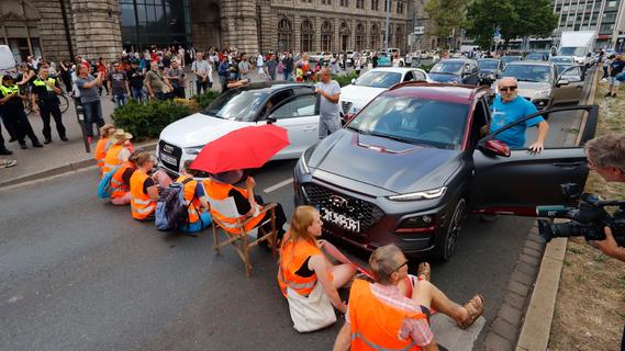 Verkehrs-Chaos nach Sekundenkleber-Protest in Nürnberg: Was treibt die Aktivisten an?