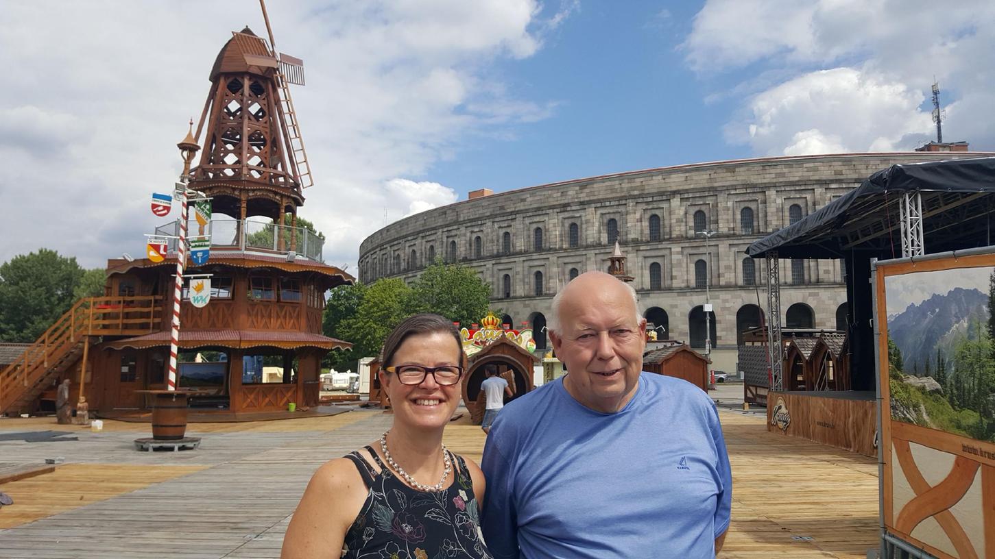 Barbara Lauterbach vom Nürnberger Schaustellerverband und Schausteller Willy Krusig stehen auf der Fläche, auf der in wenigen Tagen das "Bierdorf" steht. Die dazugehörige Windmühle ist bereits aufgebaut. 