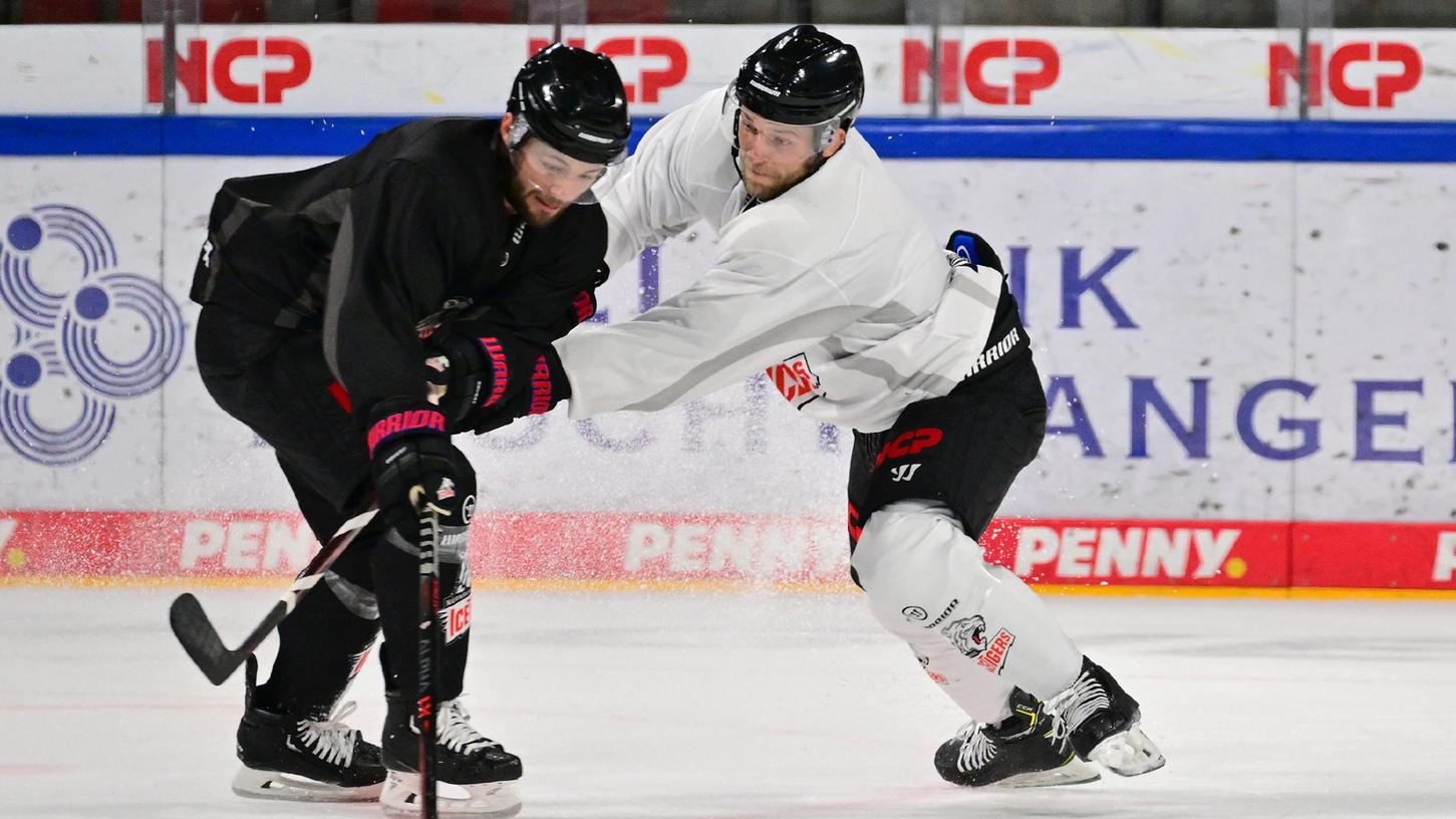 Gegenwehr: Hayden Shaw (rechts) stellt sich im Training Tyler Sheehy. Gegenwehr: Hayden Shaw (rechts) stellt sich im Training Tyler Sheehy.