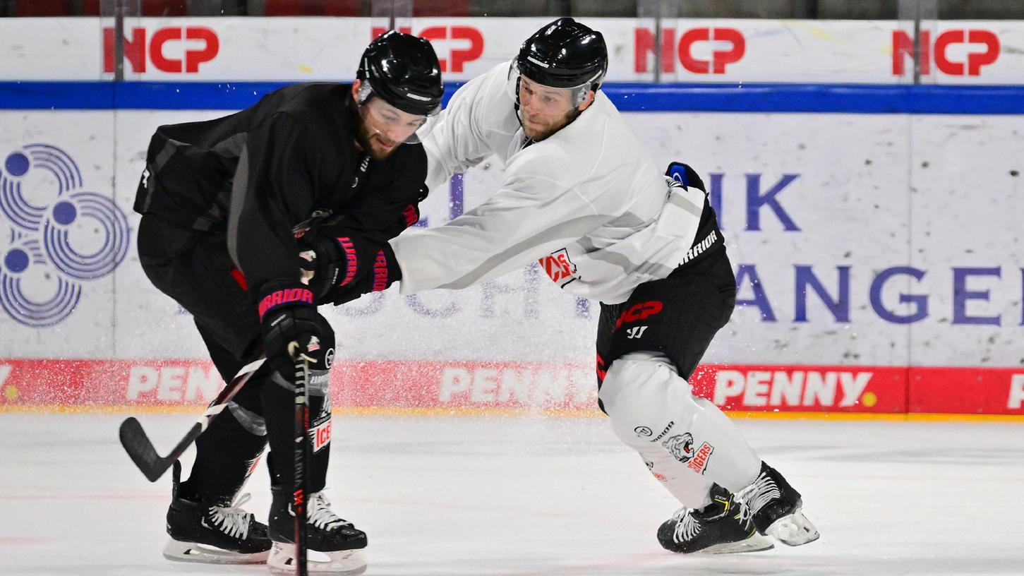 Gegenwehr: Hayden Shaw (rechts) stellt sich im Training Tyler Sheehy.