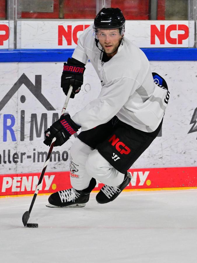 Dynamisch: Nürnbergs neuer Verteidiger Hayden Shaw an der Scheibe. Dynamisch: Nürnbergs neuer Verteidiger Hayden Shaw an der Scheibe.