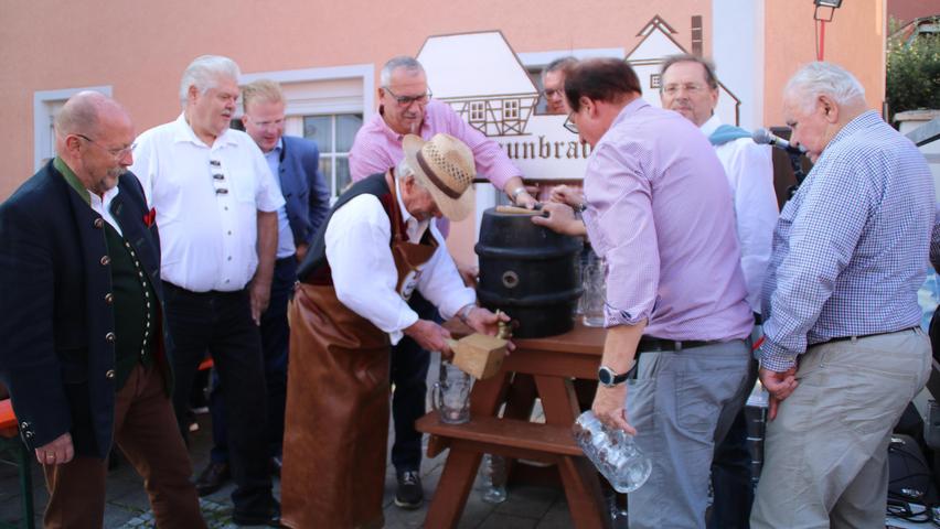 Fast wäre die Holzmarkt-Kerwa (hier Platzbürgermeister Bernd Gurrath beim Anstich 2019) geplatzt. 