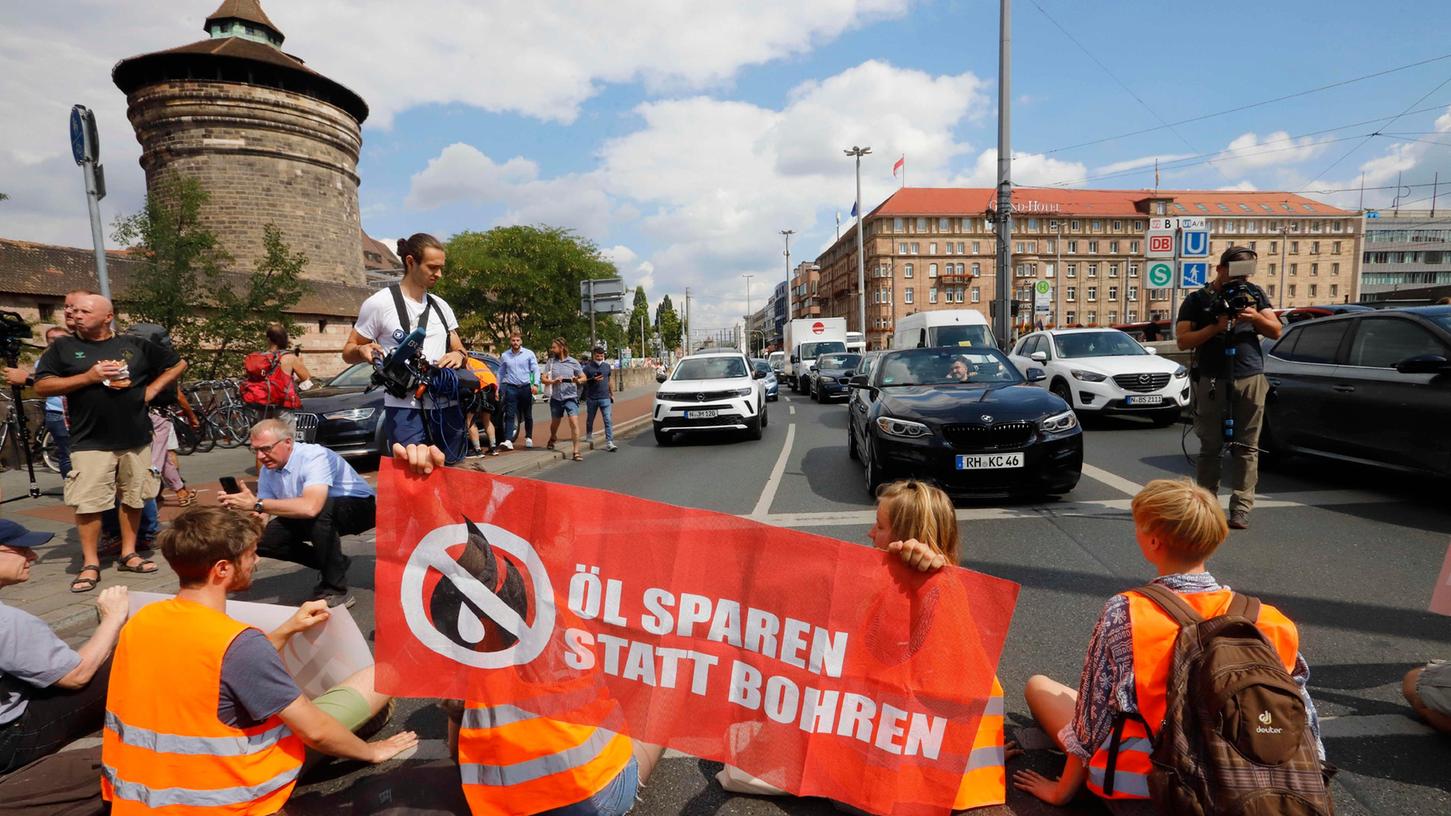 Aktivisten bei der Blockade des Altstadtrings vor dem Nürnberger Hauptbahnhof. 
