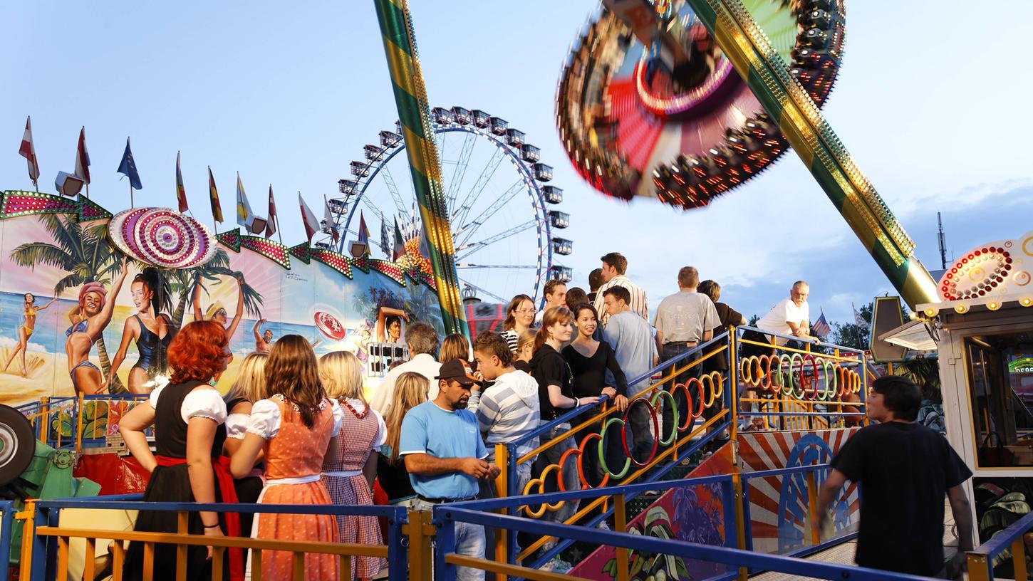 Zum Gäubodenfest in Straubing kommen Jahr für Jahr hunderttausende Besucher.