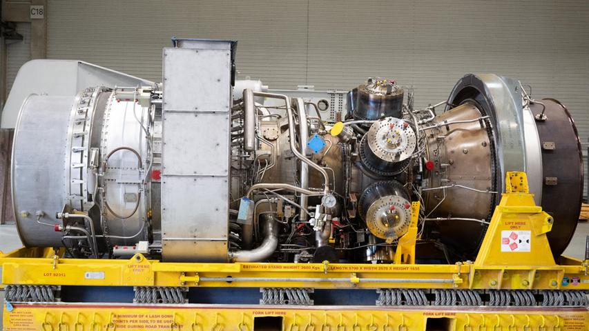 Eine für die Erdgas-Pipeline Nordstream 1 gewartete Turbine, die von russischer Seite als Vorwand für die stark reduzierten Gaslieferungen genutzt wird. Eine für die Erdgas-Pipeline Nordstream 1 gewartete Turbine, die von russischer Seite als Vorwand für die stark reduzierten Gaslieferungen genutzt wird.
