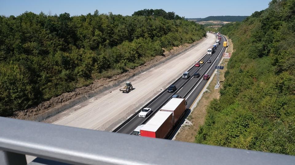 Drei Fahrbahnen gibt es im Baustellenbereich (hier Blick von der Rödersdorfer Brücke nach Norden Richtung Rothenburg) der A7. Dort wird ein Pilotprojekt getestet. Drei Fahrbahnen gibt es im Baustellenbereich (hier Blick von der Rödersdorfer Brücke nach Norden Richtung Rothenburg) der A7. Dort wird ein Pilotprojekt getestet.
